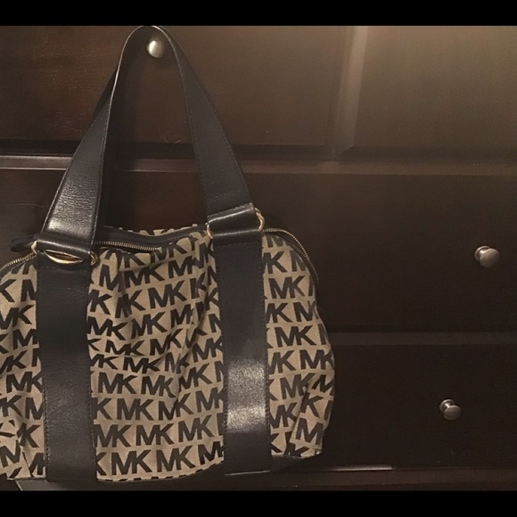 Beautiful Michael Kors, leather, nice and ver6 clean - Picture 2 of 6